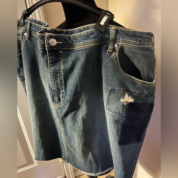Denim 24/7 Denim skirt plus-size, distressed, patch design, size 30W 6X,fray hem - Picture 5 of 5